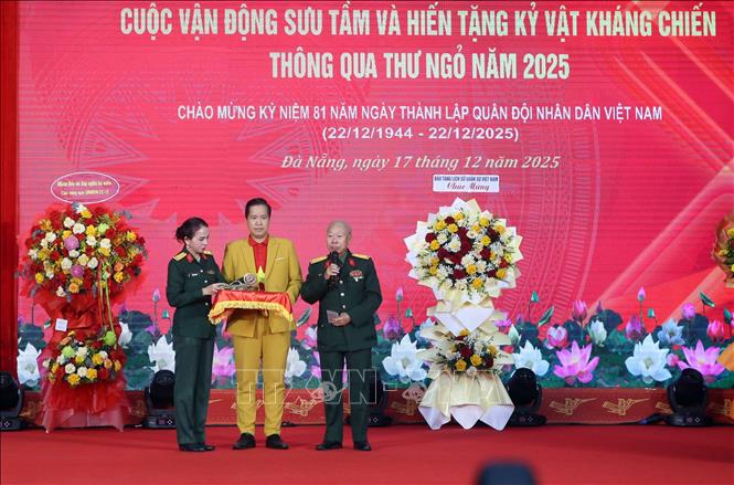 Các gia đình trao tặng các hiện vật và giao lưu chia sẻ về các hiện vật với khán giả tại buổi tổng kết. Ảnh: Trần Lê Lâm - TTXVN 