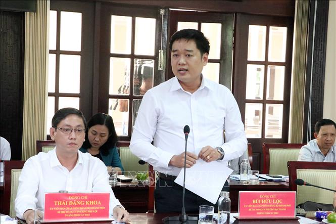 Ông Bùi Hữu Lộc, Bí thư Đảng ủy phường Đại Thành phát biểu tại buổi làm việc. Ảnh: Trung Kiên - TTXVN