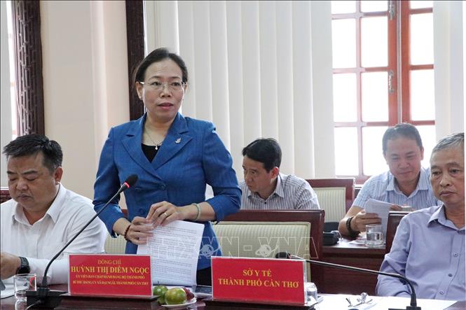 Bà Huỳnh Thị Diễm Ngọc, Bí thư Đảng ủy xã Đại Ngãi phát biểu tại buổi làm việc. Ảnh: Trung Kiên - TTXVN
