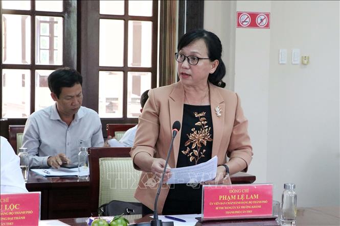 Bà Phạm Lệ Lam, Bí thư Đảng ủy xã Trường Khánh phát biểu tại buổi làm việc. Ảnh: Trung Kiên - TTXVN