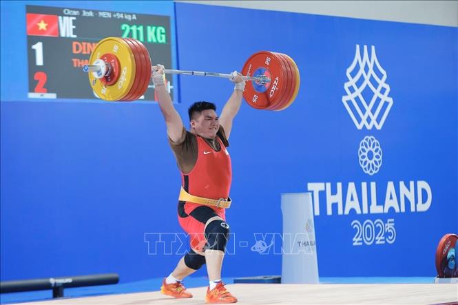 VĐV Trần Đình Thắng giành HCV hạng trên 94kg nam môn Cử tạ. Ảnh: Minh Quyết - PV TTXVN tại Thái Lan