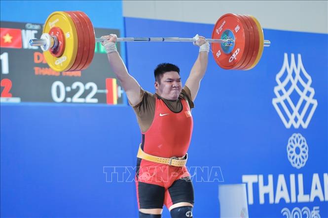 VĐV Trần Đình Thắng giành HCV hạng trên 94kg nam môn Cử tạ. Ảnh: Minh Quyết - PV TTXVN tại Thái Lan