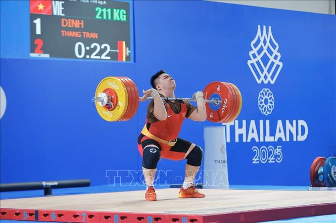 VĐV Trần Đình Thắng giành HCV hạng trên 94kg nam môn Cử tạ. Ảnh: Minh Quyết - PV TTXVN tại Thái Lan