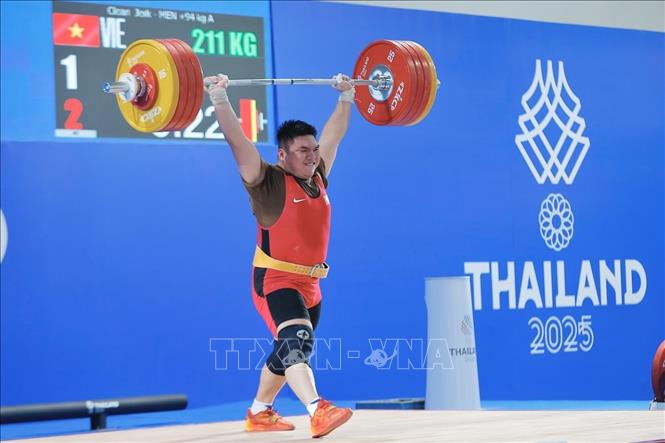 VĐV Trần Đình Thắng giành HCV hạng trên 94kg nam môn Cử tạ. Ảnh: Minh Quyết - PV TTXVN tại Thái Lan