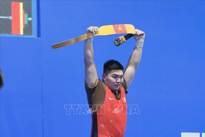 VĐV Trần Đình Thắng giành HCV hạng trên 94kg nam môn Cử tạ. Ảnh: Minh Quyết - PV TTXVN tại Thái Lan