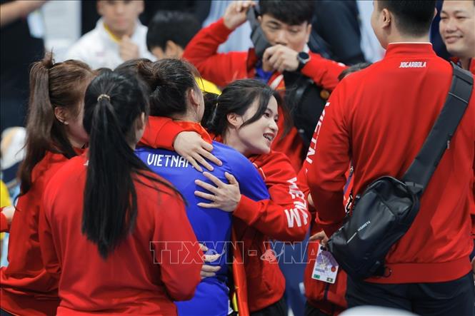 Niềm vui của đội tuyển cử tạ Việt Nam khi Trần Đình Thắng giành HCV. Ảnh: Minh Quyết - PV TTXVN tại Thái Lan