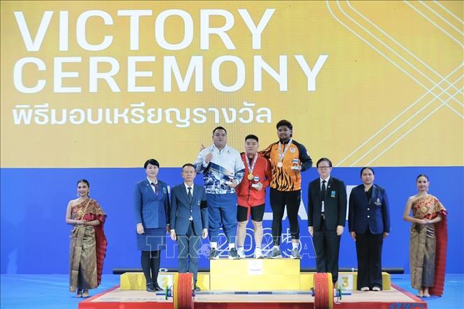 VĐV Trần Đình Thắng giành HCV hạng trên 94kg nam môn Cử tạ. Ảnh: Minh Quyết - PV TTXVN tại Thái Lan