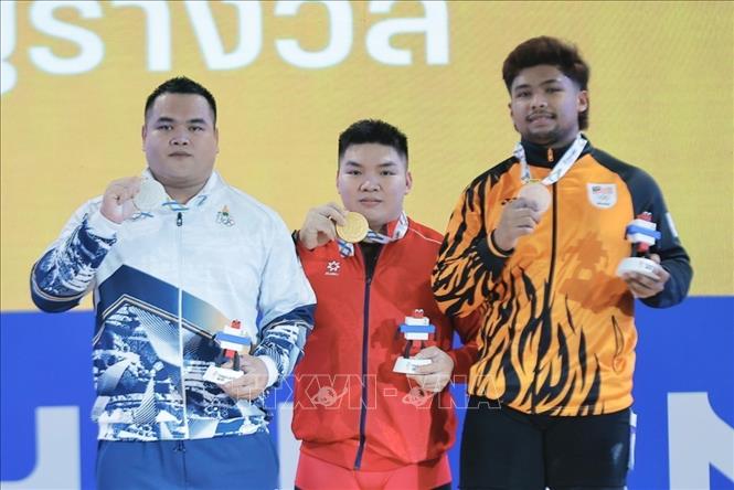 VĐV Trần Đình Thắng giành HCV hạng trên 94kg nam môn Cử tạ. Ảnh: Minh Quyết - PV TTXVN tại Thái Lan