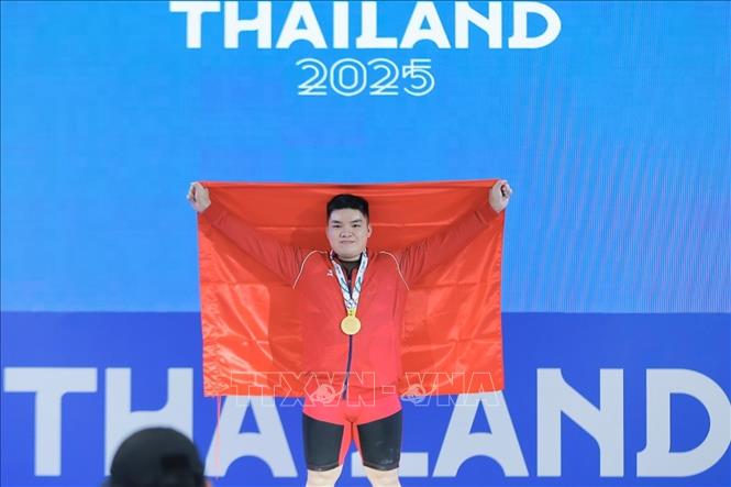 VĐV Trần Đình Thắng giành HCV hạng trên 94kg nam môn Cử tạ. Ảnh: Minh Quyết - PV TTXVN tại Thái Lan