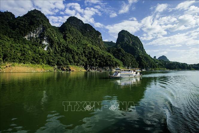 Những chuyến tàu chở khách du lịch đi trên lòng hồ để thưỡng lãm vẻ đẹp của hồ Hòa Bình. Ảnh: Trọng Đạt-TTXVN