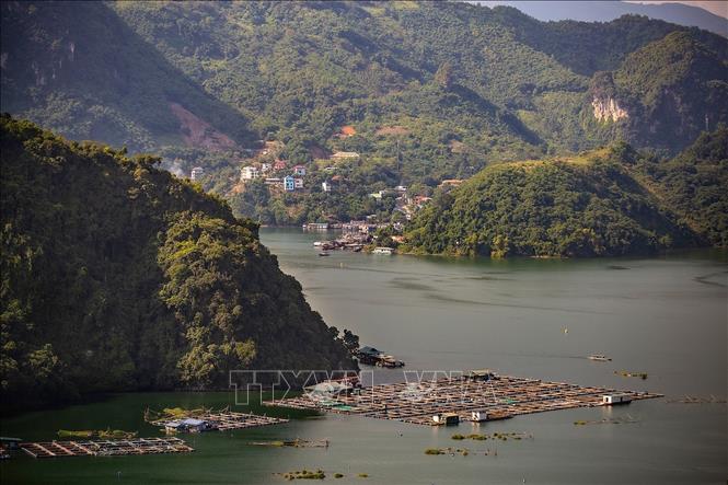 Với nước hồ xanh trong và cảnh quan hùng vĩ trong vùng lòng hồ thủy điện Hòa Bình đã và đang biến nơi đây thành điểm đến khó bỏ qua cho những du khách. Ảnh: Trọng Đạt-TTXVN
