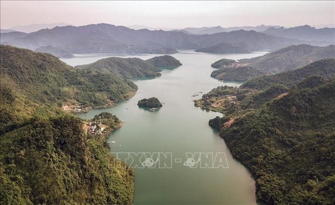 Với nước hồ xanh trong và cảnh quan hùng vĩ trong vùng lòng hồ thủy điện Hòa Bình biến nơi đây thành điểm đến khó bỏ qua cho những du khách trong và ngoài nước. Ảnh: Trọng Đạt-TTXVN