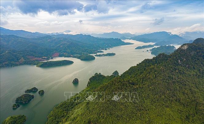Cảnh quan trên hồ Hòa Bình được ví như Vịnh Hạ Long của vùng núi Tây Tắc hùng vĩ và nên thơ. Ảnh: Trọng Đạt-TTXVN