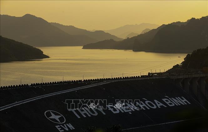 Khung cảnh núi non trùng điệp trong chiều hoàng hôn trên hồ Hòa Bình. Ảnh: Trọng Đạt-TTXVN