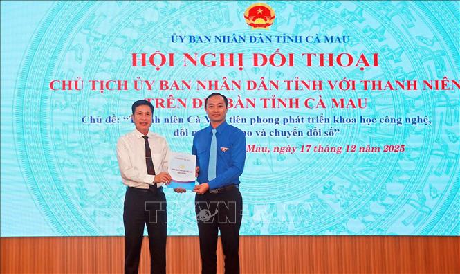 Bí thư Tỉnh đoàn Cà Mau Phạm Tuấn Tài trao danh sách nhu cầu việc làm của thanh niên đến Giám đốc Sở Nội vụ Trần Hữu Phước. Ảnh: Huỳnh Anh - TTXVN