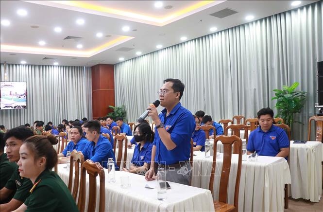 Bí thư Chi đoàn Báo và Phát thanh – Truyền hình Cà Mau Trịnh Chí Hải nêu câu hỏi đến lãnh đạo tỉnh Cà Mau. Ảnh: Huỳnh Anh - TTXVN