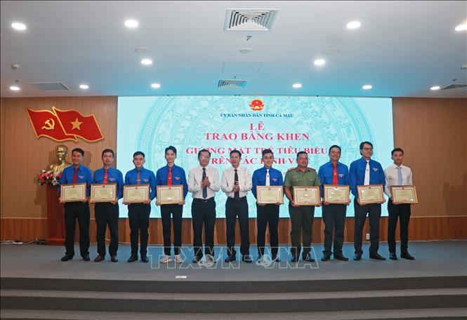 Lãnh đạo tỉnh Cà Mau trao Bằng khen của Chủ tịch UBND tỉnh cho 20 gương mặt trẻ tiêu biểu, có nhiều đóng góp trong các lĩnh vực. Ảnh: Huỳnh Anh - TTXVN 