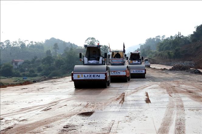 Nhà thầu gấp rút thi công nền đường cao tốc cửa khẩu Hữu Nghị - Chi Lăng, đoạn qua địa bàn phường Đông Kinh, tỉnh Lạng Sơn. Ảnh: Văn Đạt - TTXVN
