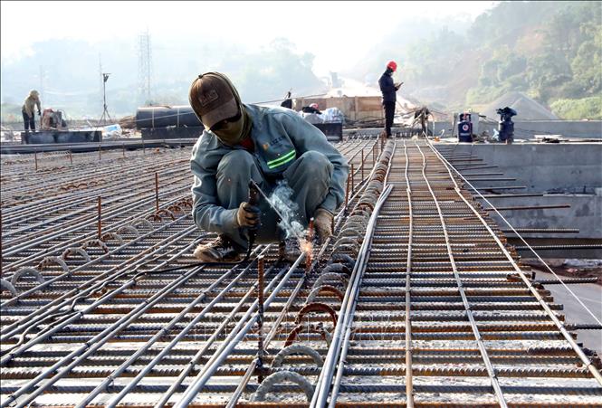 Công nhân thi công cầu vượt Quốc lộ 4B trên tuyến cao tốc cửa khẩu Hữu Nghị - Chi Lăng, đoạn qua địa bàn phường Đông Kinh, tỉnh Lạng Sơn. Ảnh: Văn Đạt - TTXVN