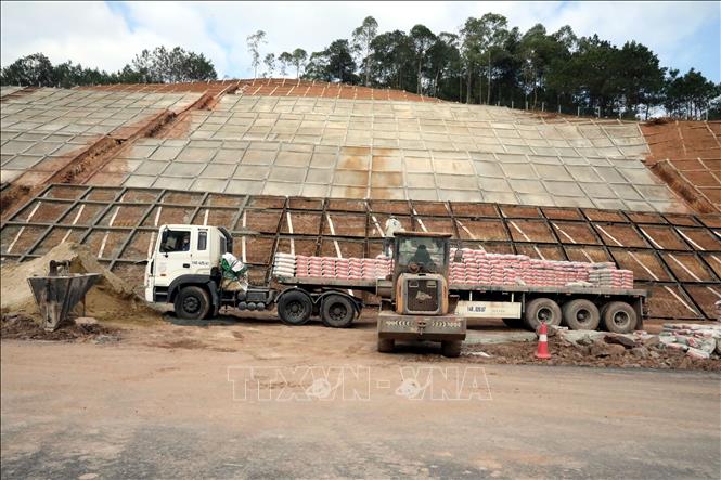 Ta luy tuyến cao tốc cửa khẩu Hữu Nghị - Chi Lăng, tỉnh Lạng Sơn được thi công đồng bộ với nền đường. Ảnh: Văn Đạt - TTXVN