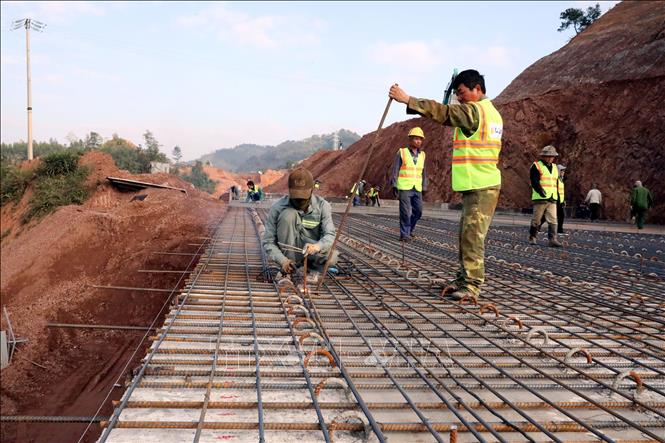 Công nhân thi công cầu vượt Quốc lộ 4B trên tuyến cao tốc cửa khẩu Hữu Nghị - Chi Lăng, đoạn qua địa bàn phường Đông Kinh, tỉnh Lạng Sơn. Ảnh: Văn Đạt - TTXVN