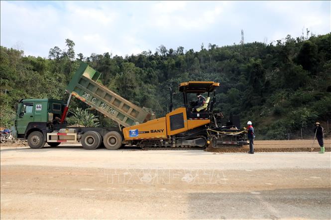 Nhà thầu thi công hạng mục thảm cấp phối trên tuyến cao tốc cửa khẩu Hữu Nghị - Chi Lăng, đoạn qua địa bàn xã Nhân Lý, tỉnh Lạng Sơn. Ảnh: Văn Đạt - TTXVN