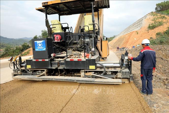 Nhà thầu thi công hạng mục thảm cấp phối trên tuyến cao tốc cửa khẩu Hữu Nghị - Chi Lăng, đoạn qua địa bàn xã Nhân Lý, tỉnh Lạng Sơn. Ảnh: Văn Đạt - TTXVN