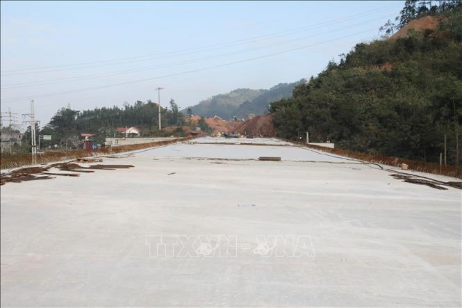 Cầu vượt Quốc lộ 4B trên tuyến cao tốc cửa khẩu Hữu Nghị - Chi Lăng, đoạn qua địa bàn phường Đông Kinh, tỉnh Lạng Sơn đã hoàn thành mặt cầu. Ảnh: Văn Đạt - TTXVN