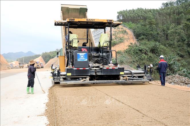 Nhà thầu thi công hạng mục thảm cấp phối trên tuyến cao tốc cửa khẩu Hữu Nghị - Chi Lăng, đoạn qua địa bàn xã Nhân Lý, tỉnh Lạng Sơn. Ảnh: Văn Đạt - TTXVN