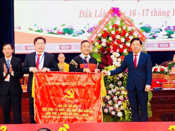 Ông Lương Nguyễn Minh Triết, Ủy viên dự khuyết Trung ương Đảng, Bí thư Tỉnh ủy Đắk Lắk tặng hoa và bức trướng chúc mừng Đại hội. Ảnh: Ngọc Minh – TTXVN