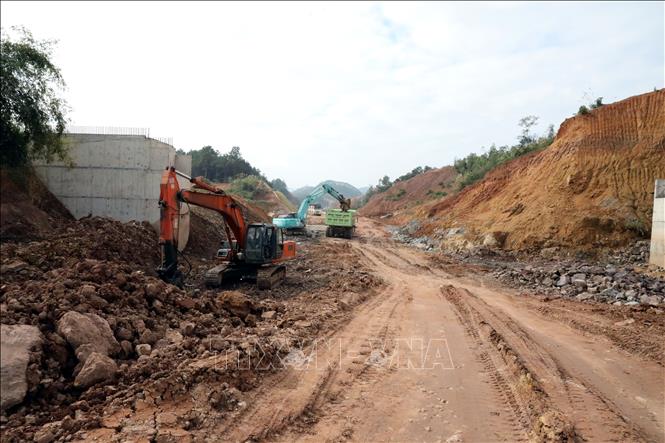 Tại một số đoạn trên tuyến cao tốc cửa khẩu Hữu Nghị - Chi Lăng, tỉnh Lạng Sơn còn gặp khó khăn, các đơn vị thi công tiếp tục nỗ lực triển khai các hạng mục dự án theo kế hoạch. Ảnh: Văn Đạt - TTXVN