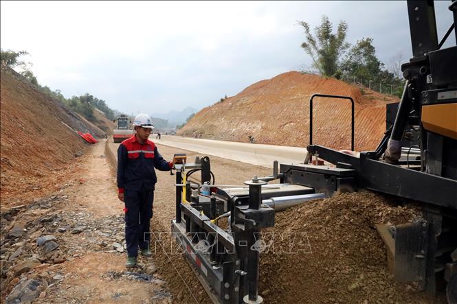 Nhà thầu thi công hạng mục thảm cấp phối trên tuyến cao tốc cửa khẩu Hữu Nghị - Chi Lăng, đoạn qua địa bàn xã Nhân Lý, tỉnh Lạng Sơn. Ảnh: Văn Đạt - TTXVN