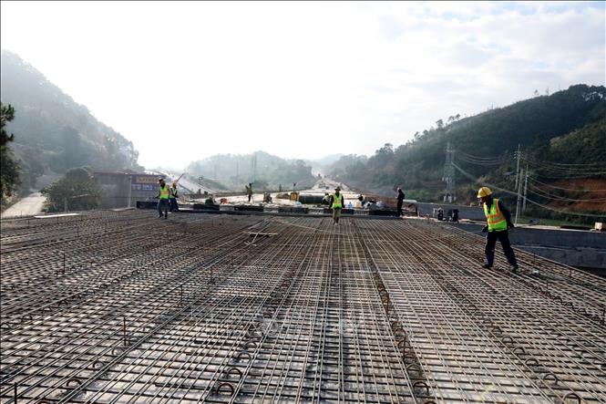 Công nhân thi công cầu vượt Quốc lộ 4B trên tuyến cao tốc cửa khẩu Hữu Nghị - Chi Lăng, đoạn qua địa bàn phường Đông Kinh, tỉnh Lạng Sơn. Ảnh: Văn Đạt - TTXVN