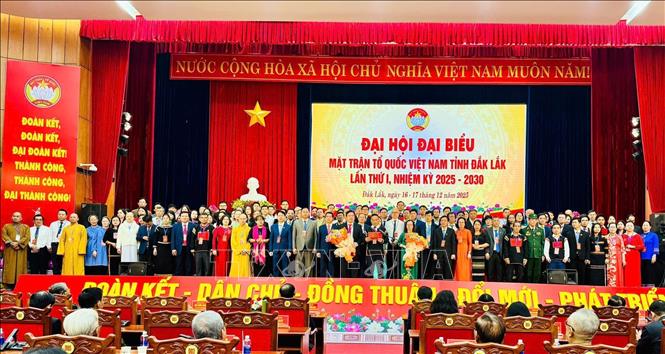 Các ủy viên Ủy ban MTTQ Việt Nam tỉnh Đắk Lắk khoá I, nhiệm kỳ 2025-2030 ra mắt Đại hội. Ảnh: Ngọc Minh – TTXVN
