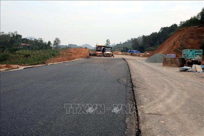 Nhiều đoạn trên tuyến cao tốc cửa khẩu Hữu Nghị - Chi Lăng, tỉnh Lạng Sơn đã hoàn thành thảm bê tông nhựa. Ảnh: Văn Đạt - TTXVN