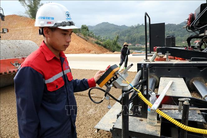 Nhà thầu thi công hạng mục thảm cấp phối, tuyến cao tốc cửa khẩu Hữu Nghị - Chi Lăng, đoạn qua địa bàn xã Nhân Lý, tỉnh Lạng Sơn. Ảnh: Văn Đạt - TTXVN