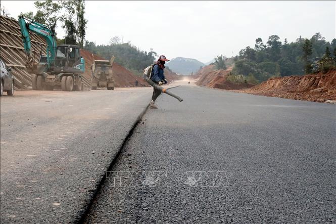 Tại một số đoạn trên tuyến cao tốc cửa khẩu Hữu Nghị - Chi Lăng, tỉnh Lạng Sơn còn gặp khó khăn, các đơn vị thi công tiếp tục nỗ lực triển khai các hạng mục dự án theo kế hoạch. Ảnh: Văn Đạt - TTXVN