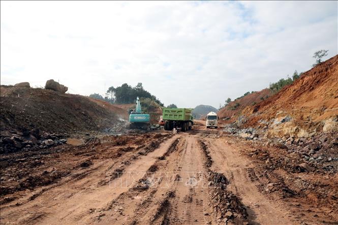 Tại một số đoạn trên tuyến cao tốc cửa khẩu Hữu Nghị - Chi Lăng, tỉnh Lạng Sơn còn gặp khó khăn, các đơn vị thi công tiếp tục nỗ lực triển khai các hạng mục dự án theo kế hoạch. Ảnh: Văn Đạt - TTXVN