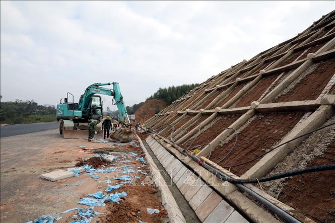 Ta luy tuyến cao tốc cửa khẩu Hữu Nghị - Chi Lăng, tỉnh Lạng Sơn được thi công đồng bộ với nền đường. Ảnh: Văn Đạt - TTXVN