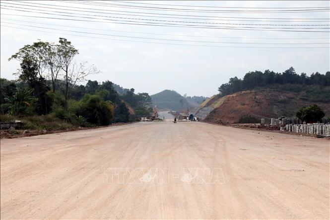 Nhiều đoạn trên tuyến cao tốc cửa khẩu Hữu Nghị - Chi Lăng, tỉnh Lạng Sơn đã được thảm cấp phối, đảm bảo thông tuyến. Ảnh: Văn Đạt - TTXVN