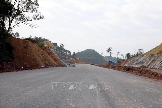 Nhiều đoạn trên tuyến cao tốc cửa khẩu Hữu Nghị - Chi Lăng, tỉnh Lạng Sơn đã hoàn thành thảm bê tông nhựa. Ảnh: Văn Đạt - TTXVN
