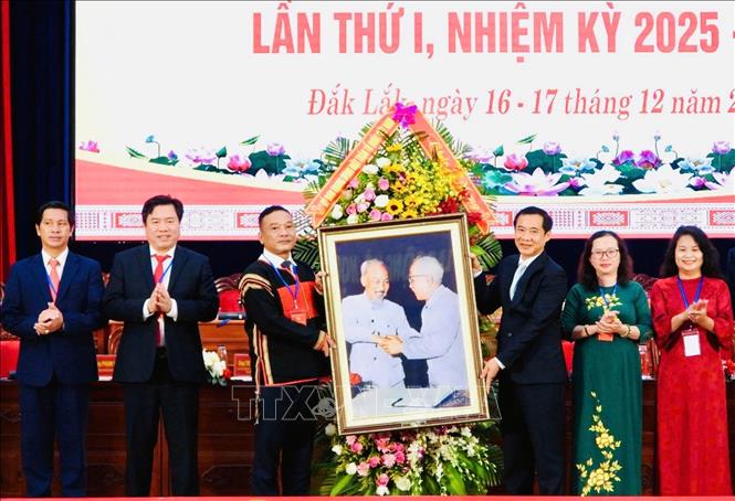 Ông Nguyễn Thái Học, Phó Bí thư Đảng ủy MTTQ và các đoàn thể Trung ương trao bức ảnh tặng Đại hội. Ảnh: Ngọc Minh – TTXVN