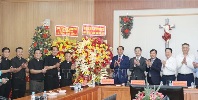 Phó Chủ tịch Quốc hội Trần Quang Phương cùng đoàn công tác tặng hoa chúc mừng Giáng sinh tại Tòa Giám mục Giáo phận Cần Thơ. Ảnh: Ngọc Thiện- TTXVN