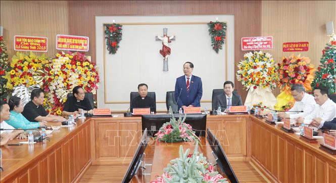 Thượng tướng Trần Quang Phương, Ủy viên Trung ương Đảng, Phó Chủ tịch Quốc hội thăm và chúc mừng Giáng sinh năm 2025 tại Tòa Giám mục Giáo phận Cần Thơ. Ảnh: Ngọc Thiện- TTXVN