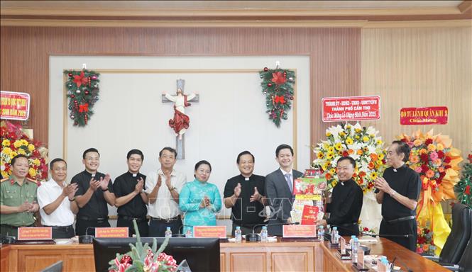 Bí thư Thành ủy Cần Thơ Lê Quang Tùng cùng lãnh đạo thành phố tặng quà chúc mừng Giáng sinh năm 2025 cho Tòa Giám mục Giáo phận Cần Thơ. Ảnh: Ngọc Thiện- TTXVN 