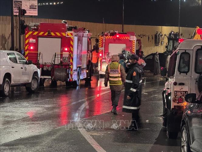 Lực lượng cứu hộ làm nhiệm vụ tại khu vực bị ảnh hưởng bởi mưa lớn ở tỉnh Safi, Maroc ngày 14/12/2025. Ảnh: THX/TTXVN