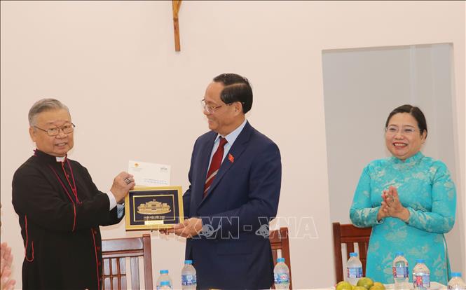 Phó Chủ tịch Quốc hội Trần Quang Phương tặng quà cho Giám mục Tri Bửu Thiên tại Nhà hưu dưỡng Thánh Giuse thuộc Toà Giám mục Giáo phận Cần Thơ. Ảnh: Ngọc Thiện- TTXVN 
