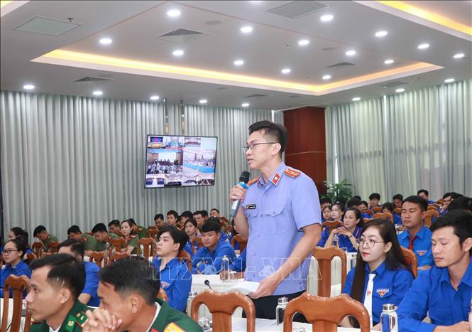 Các đoàn viên, thanh niên nêu các hỏi với lãnh đạo tỉnh Cà Mau. Ảnh: Huỳnh Anh - TTXVN 