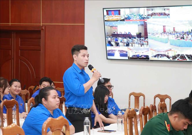 Tại buổi đối thoại đã ghi nhận hàng chục ý kiến, thắc mắc và kiến nghị của đoàn viên, thanh niên. Ảnh: Huỳnh Anh - TTXVN