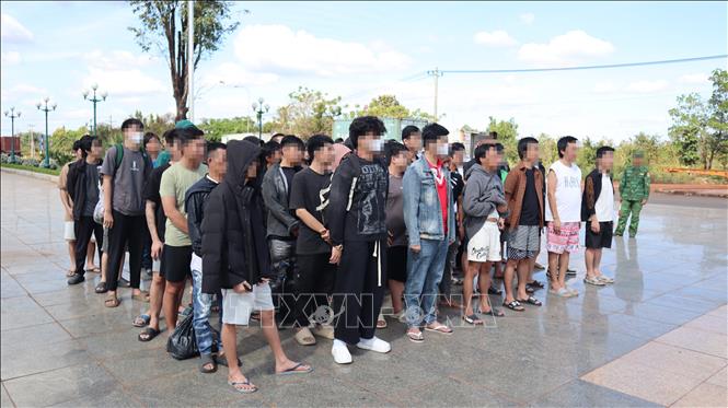 63 công dân Việt Nam được cơ quan chức năng Campuchia trao trả. Ảnh: Nhật Bình – TTXVN 